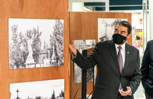 Evocan a fallecidos por covid19 en exposición fotográfica