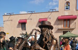 En Soledad, develan escultura en bronce del «Sax»