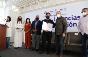 Entrega alcalde de SLP primeras licencias de construcción
