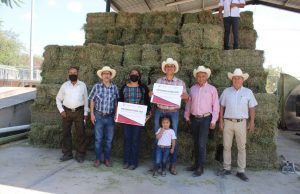Gobierno de la Capital entregó apoyos a ganaderos de Villa de Pozos
