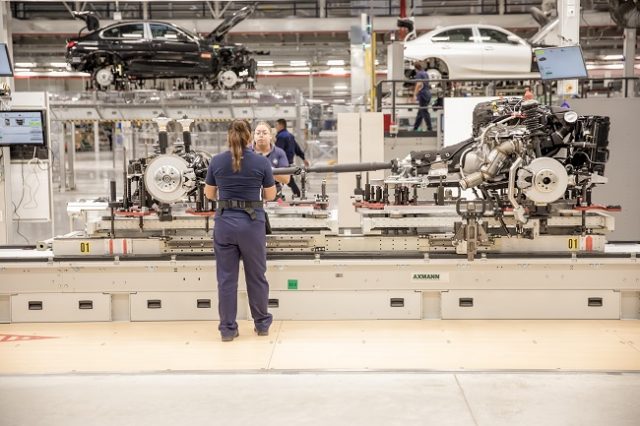 P90390922_highRes_assembly-line-bmw-gr