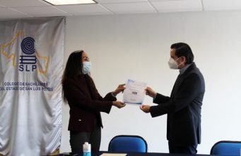 IPAC dona paquetes de libros para estudiantes del Cobach