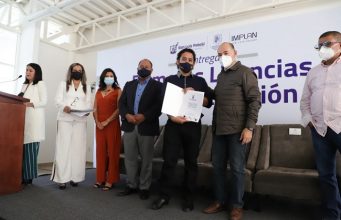 Entrega alcalde de SLP primeras licencias de construcción
