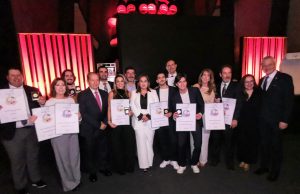 VINOS Y ESPIRITUOSOS POTOSINOS LES ENTREGAN MEDALLAS DEL CONCURSO MUNDIAL DE BRUSELAS